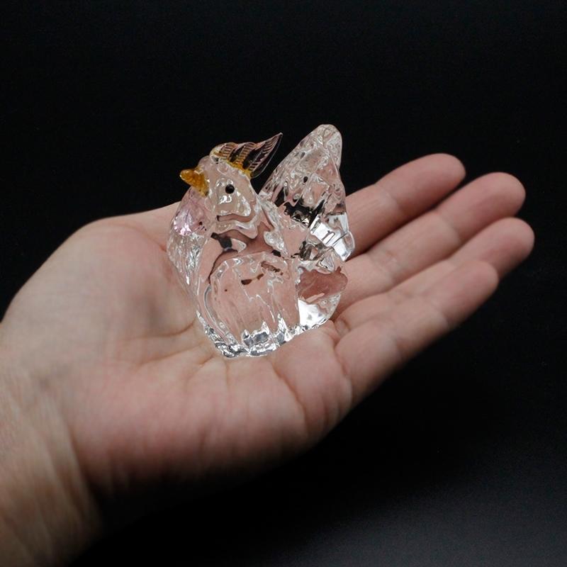 クリスタル ガラス製 開運 干支の置物 酉 ( とり ) 小サイズ 赤い敷物