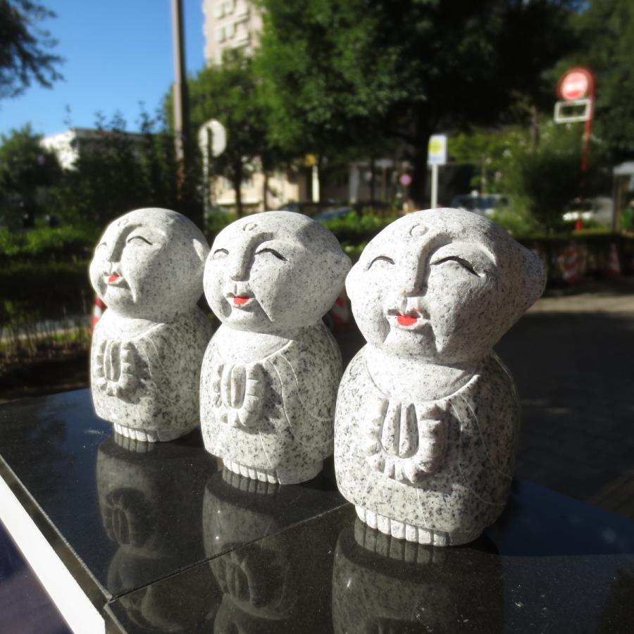 石仏、お地蔵さん Amazon.co.jp: 地蔵菩薩 1尺 御影石 石仏 地蔵 癒しのお地蔵さん 仏像