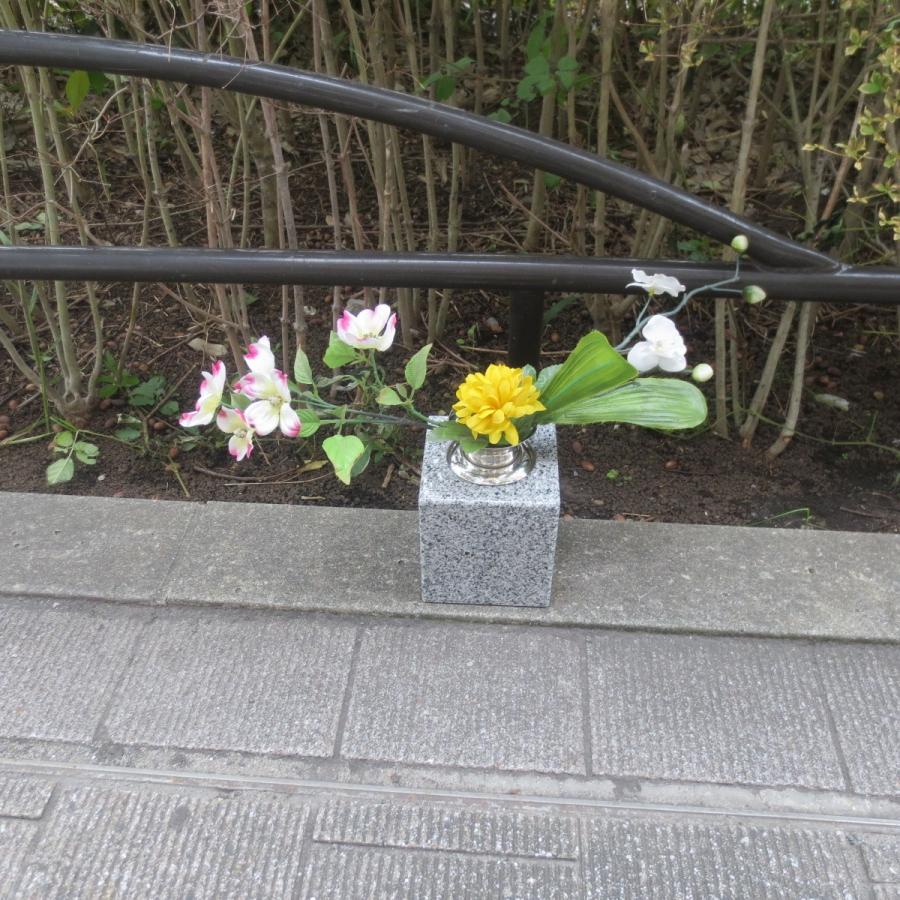 墓石 花立 1個 御影石 614 花瓶 ステンレス 花筒 ペット墓にも 墓石 花立 1個 御影石 614 花瓶 ステンレス 花筒 ペット墓にも