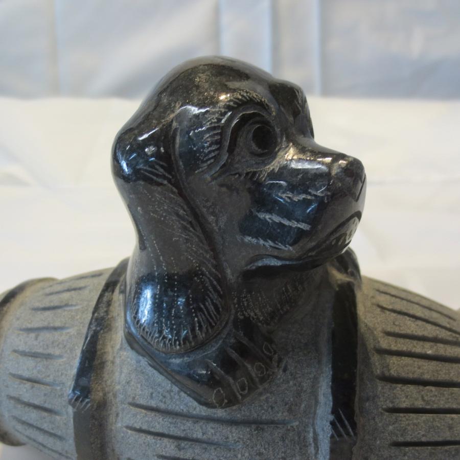 樽 いぬ 犬 置物 彫刻品 オブジェ 戌年 干支 十二支 黒御影石 1.6kg