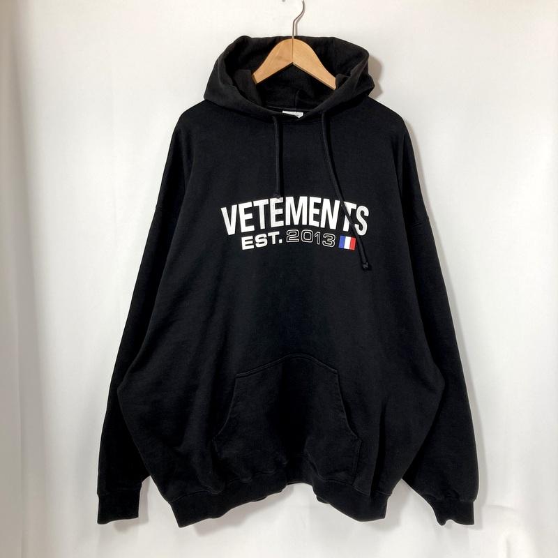 VETEMENTS（ヴェトモン） フラッグロゴプルオーバーパーカー 