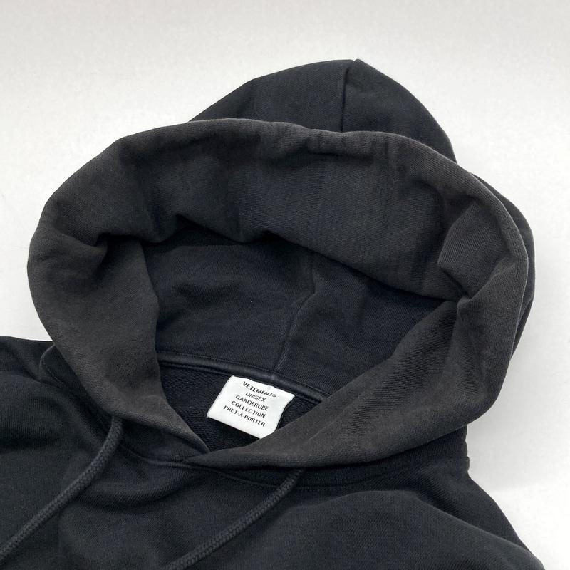 VETEMENTS（ヴェトモン） フラッグロゴプルオーバーパーカー 