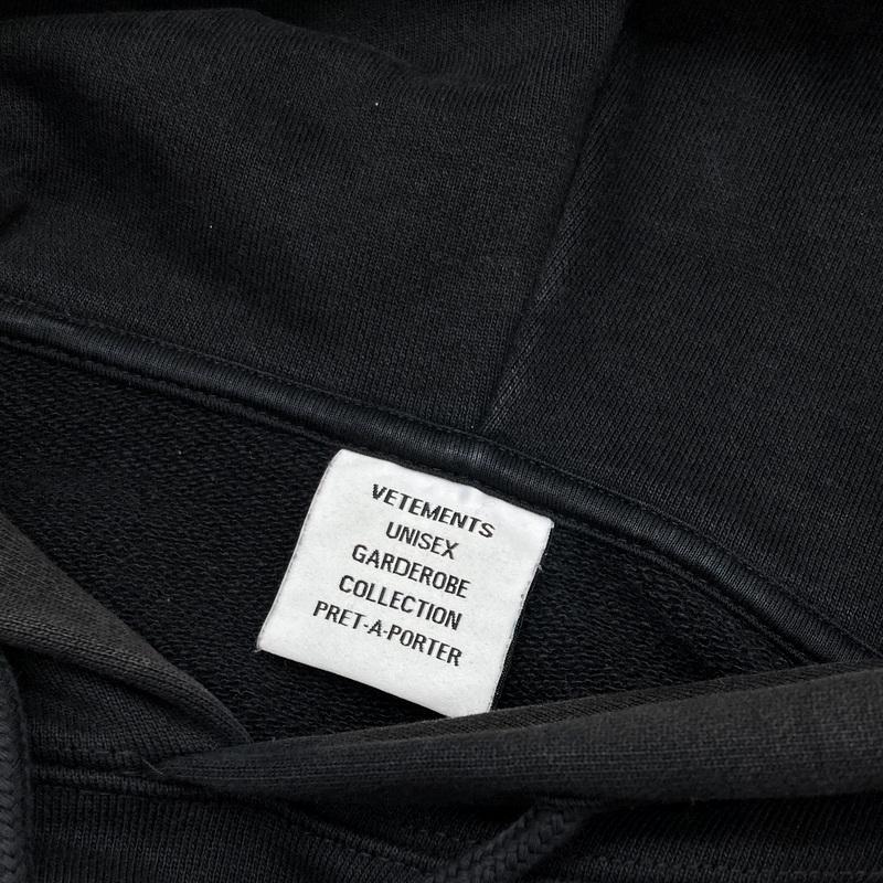 VETEMENTS（ヴェトモン） フラッグロゴプルオーバーパーカー 