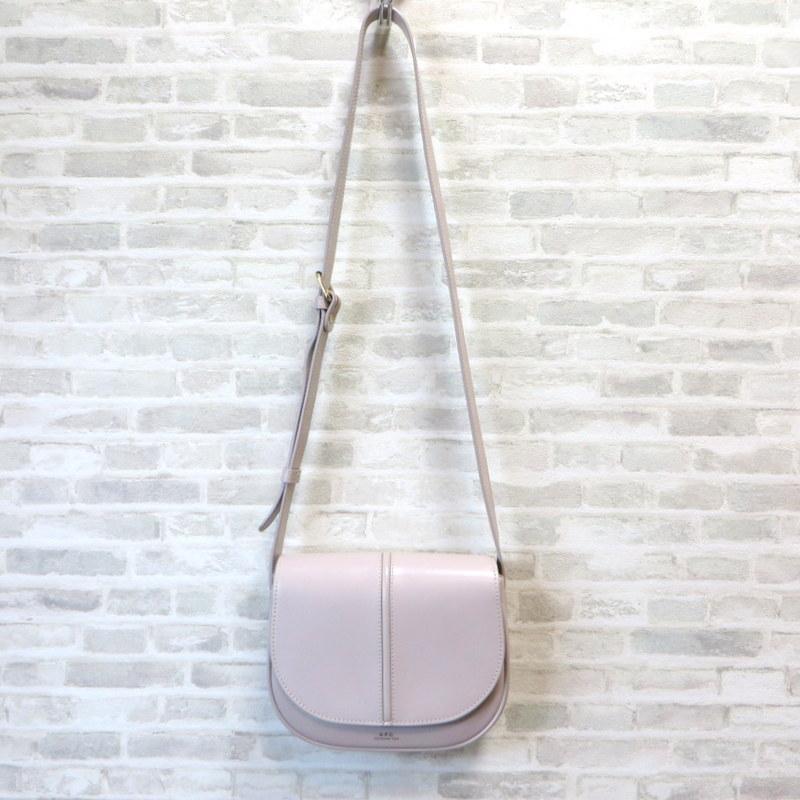 A.P.C. Betty ショルダーバッグ ベティ クロスボディ 型押しロゴ