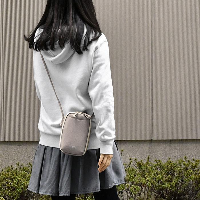 プエプロレザーのポシェット レザーミニバッグ 冬コーデアイテム スマホショルダーバッグ スマホポーチ スマホポシェット フェイク