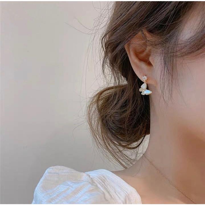 ピアス シルバー Silver 仕上げ 揺れる 蝶々 バタフライ 韓国 