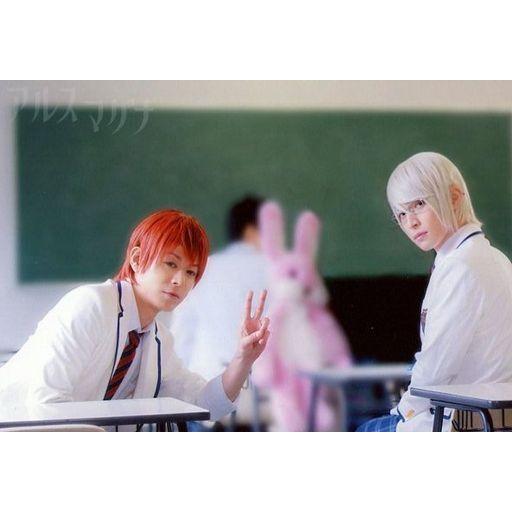 中古生写真 男性 アルスマグナ Oh Se 神生アキラ 矢田悠記 泉奏 横型 上半身 衣装白 制服 振り向き 左手ピース 黒板 アルスマ 人気no 1 本体
