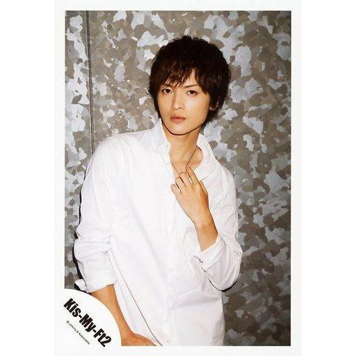 中古生写真 ジャニーズ Kis My Ft2 玉森裕太 上半身 衣装白 左手胸元 ネックレス 体斜め右向き 背景グレー 公式生写真 G 駿河屋ヤフー店 通販 Yahoo ショッピング