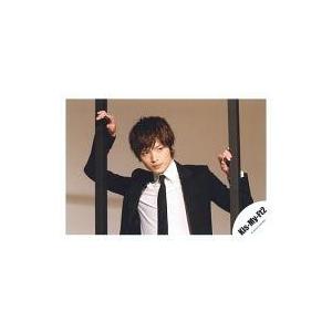 中古生写真 ジャニーズ Kis My Ft2 玉森裕太 横型 バストアップ 衣装黒 白 スーツ 両手柱 目線右 背景ベージュ 公式生写真 G 駿河屋ヤフー店 通販 Yahoo ショッピング