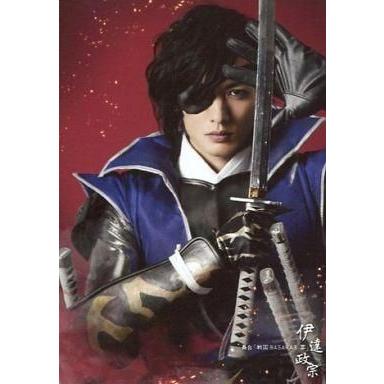 中古生写真 男性 久保田悠来 伊達政宗 上半身 衣装青 黒 右手刀 背景赤 眼帯 キャラクターショット 舞台 戦国basara3 宴 生写 G 駿河屋ヤフー店 通販 Yahoo ショッピング