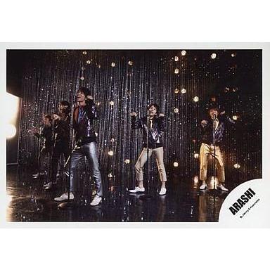 中古生写真(ジャニーズ) 嵐/集合(5人)/横型・全身・衣装紫・背景銀