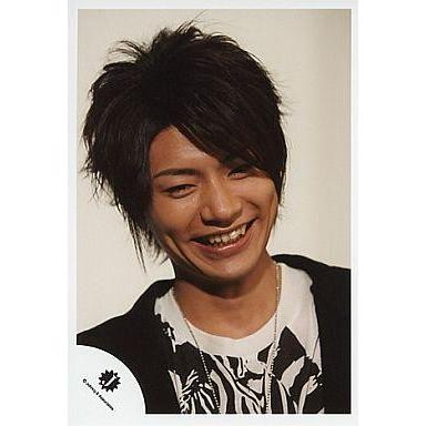 中古生写真 ジャニーズ Kis My Ft2 横尾渉 バストアップ 衣装黒白 背景白 目線下 笑顔 公式生写真 G 駿河屋ヤフー店 通販 Yahoo ショッピング