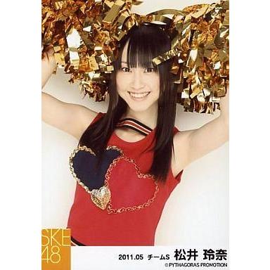 中古生写真(AKB48・SKE48) 松井玲奈/上半身・両手に赤のポンポン・「2011.05」/SKE48 2011年5月度 個別生写真「コスプレ衣装｜suruga-ya