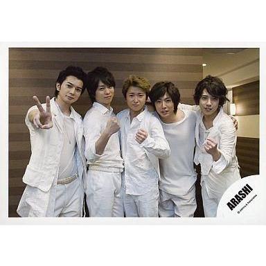 中古生写真(ジャニーズ) 嵐/5人/横型・膝上・衣装白・松本ピース・櫻井