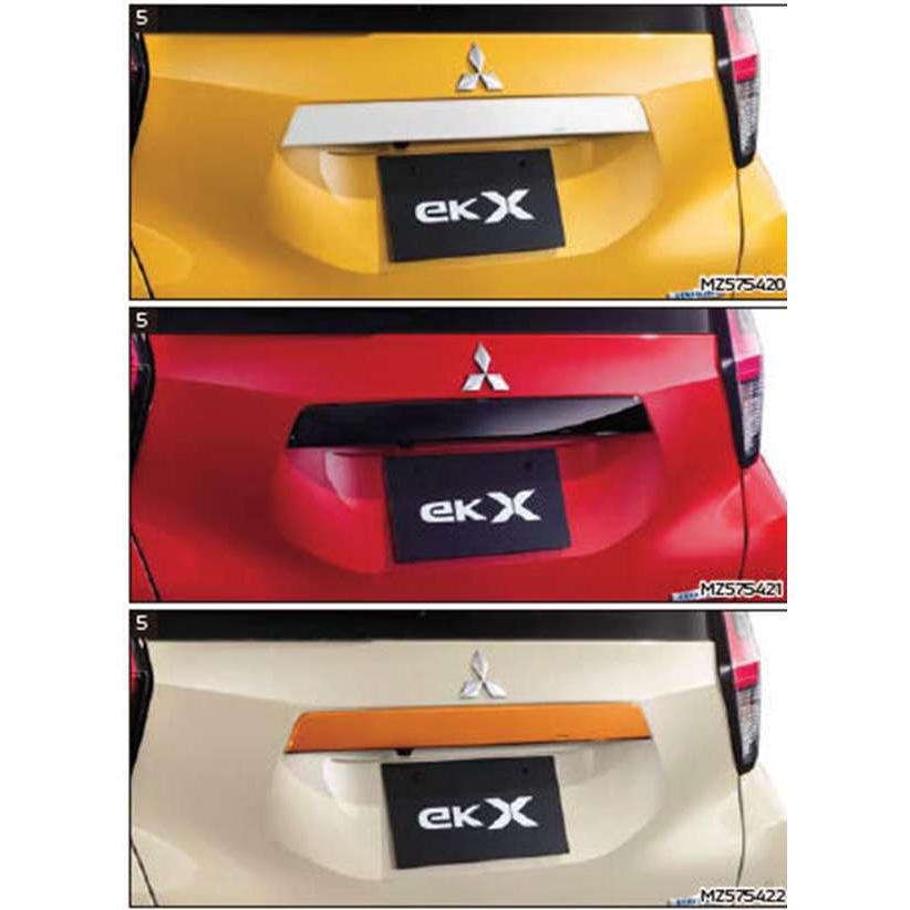 【美品】eKクロス B34W テールゲートガーニッシュ ekクロス テールゲートガーニッシュ ※カメラ装着車用 三菱純正部品
