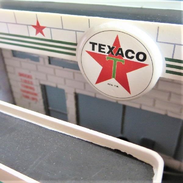 JOHNNY LIGHTNING 1:64 Texaco Station Diorama with 1965 Chevrolet Pickup ミニカー｜suzuyatoy｜08