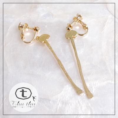 えのき１本イヤリング ひょろっと伸びたえのきをモチーフにしたアクセサリー thuthu appetizing accessories/チュチュ アパタイジングアクセサリー 真鍮 | 
