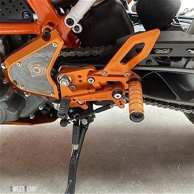 互換品 KTM デューク 390 250 2018-2023 ケースセーバーチェーンスプロケットプロテクターライダーリアセットリアセットフットレストフットレストペグ_5