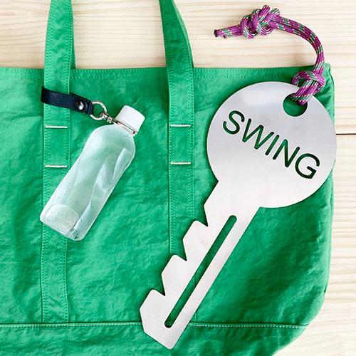 ２個セット レザーベルトペットボトルホルダー プチギフト 店舗用品 事務用品 防犯用品 防災用品 落下防止 紛失防止 業務用 備品 卸値 |  | 05