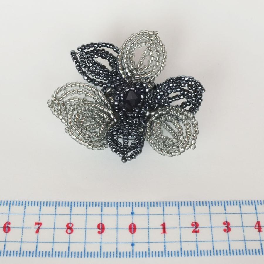 紅女　joncher　ビーズフラワーブローチ（モノトーン）　ビーズを使ったお花のコサージュ型ブローチ |  | 01