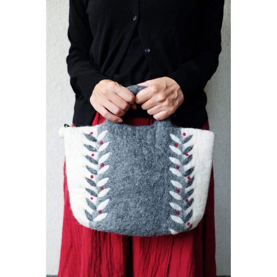 サナ・ハスタカラ　リーフバッグ　ウール100％のフェルトバッグ（グレー　レッド　イエロー） （フェアトレード商品） | シサム工房 | 04