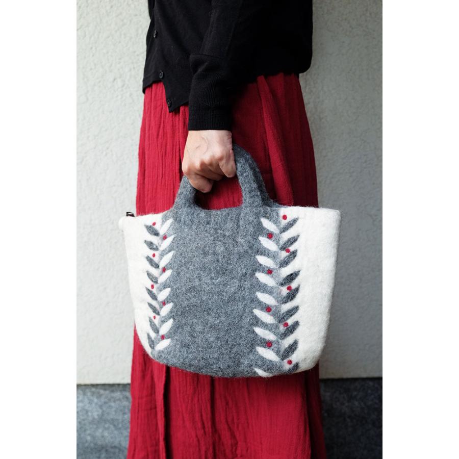 サナ・ハスタカラ　リーフバッグ　ウール100％のフェルトバッグ（グレー　レッド　イエロー） （フェアトレード商品） | シサム工房 | 05