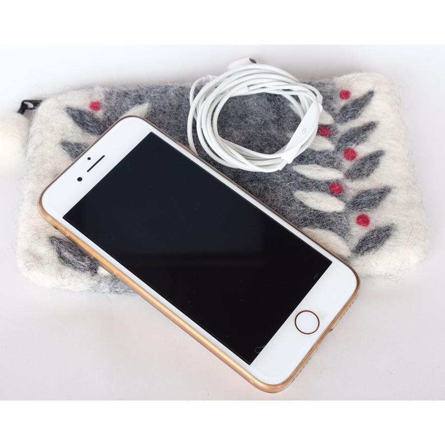 サナ・ハスタカラ　リーフポーチ　ウール100％のフェルトポーチ（グレー　レッド　イエロー） （フェアトレード商品） | シサム工房 | 02