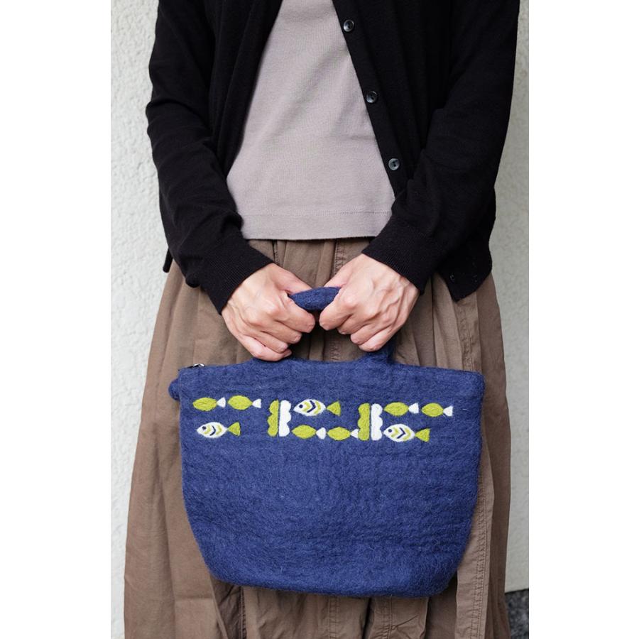 【SALE 再値下げ】サナ・ハスタカラ　フィッシュバッグ　ウール100％のフェルトバッグ ＜メーカー希望小売価格5500円＞ フェアトレード商品） | シサム工房 | 02