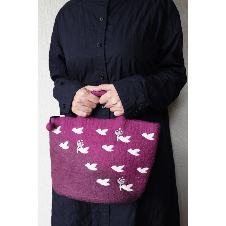 サナ・ハスタカラ　バードバッグ　ウール100％のフェルトバッグ（パープル　グレー） （フェアトレード商品） | シサム工房 | 03