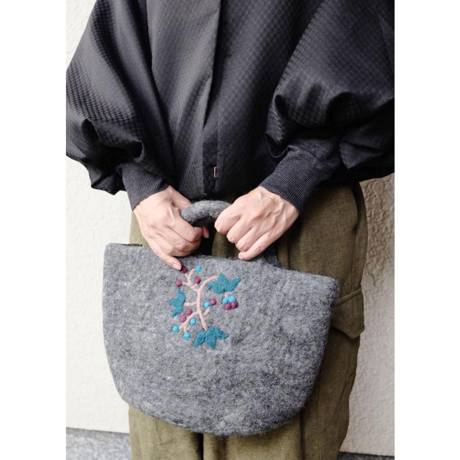 シサム工房 サナ・ハスタカラ　野ぶどうバッグ　ウール100％のフェルトバッグ（グレー　パープル） （フェアトレード商品） | シサム工房 | 04