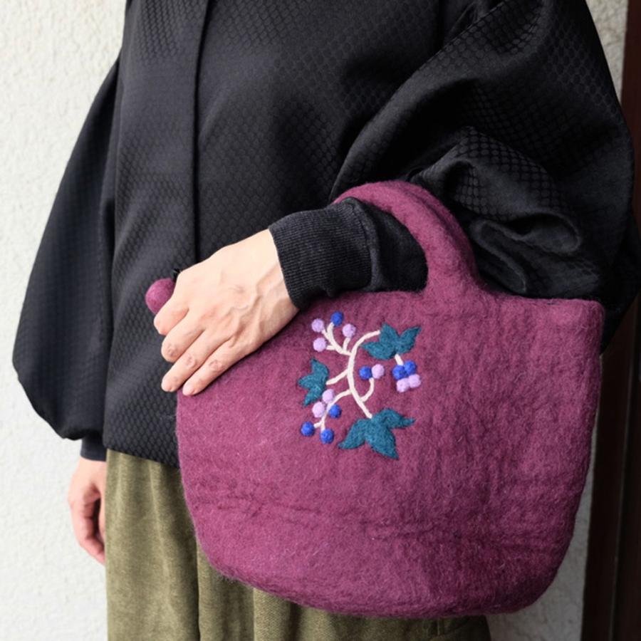 シサム工房 サナ・ハスタカラ　野ぶどうバッグ　ウール100％のフェルトバッグ（グレー　パープル） （フェアトレード商品） | シサム工房 | 05