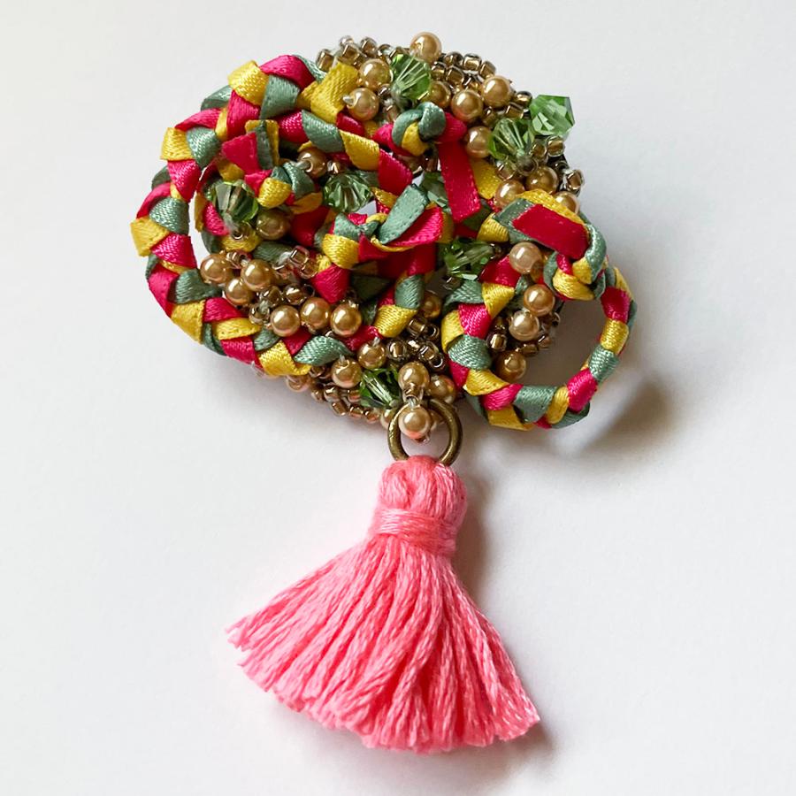 紅女　joncher　ビーズリボンタッセルくるくるブローチ（ピンクグリーン）　ビーズ・タッセル・リボンを組み合わせたブローチ | 