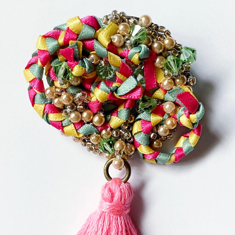 紅女　joncher　ビーズリボンタッセルくるくるブローチ（ピンクグリーン）　ビーズ・タッセル・リボンを組み合わせたブローチ |  | 01