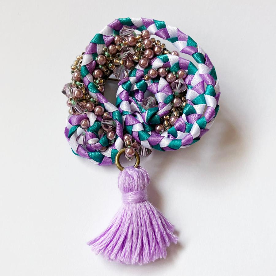 紅女　joncher　ビーズリボンタッセルくるくるブローチ（パープルグリーン）　ビーズ・タッセル・リボンを組み合わせたブローチ | 