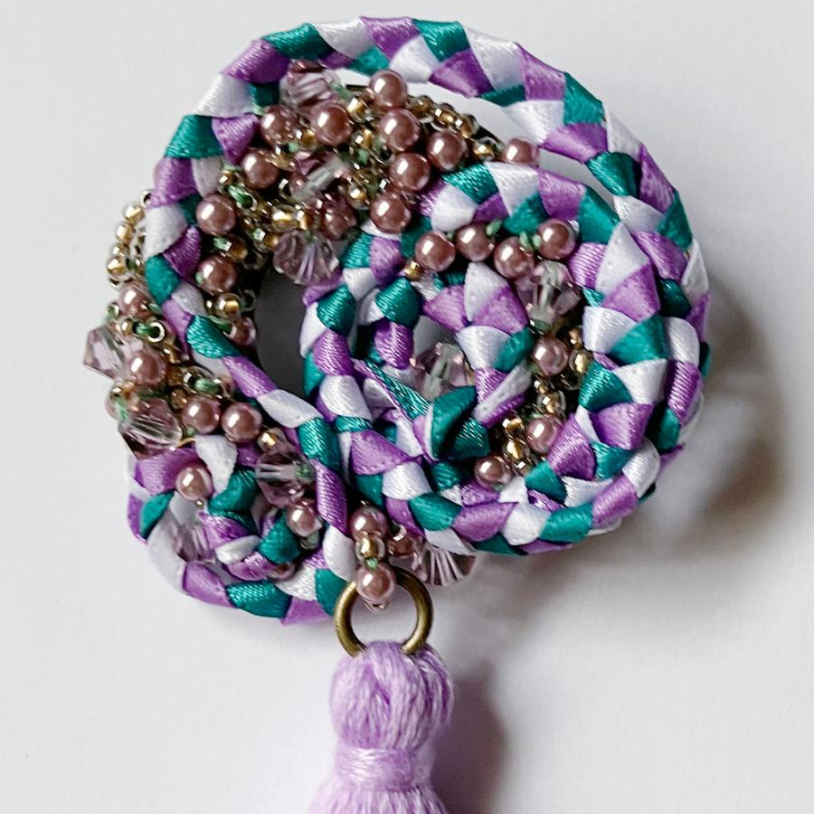 紅女　joncher　ビーズリボンタッセルくるくるブローチ（パープルグリーン）　ビーズ・タッセル・リボンを組み合わせたブローチ |  | 01