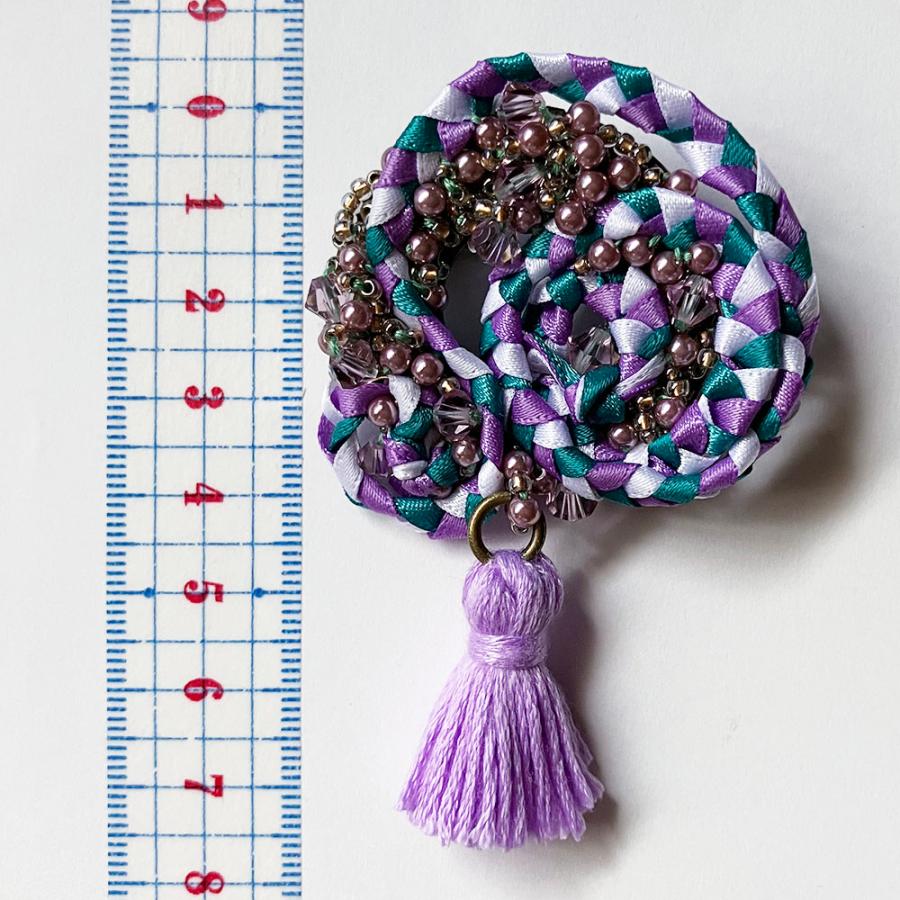 紅女　joncher　ビーズリボンタッセルくるくるブローチ（パープルグリーン）　ビーズ・タッセル・リボンを組み合わせたブローチ |  | 02