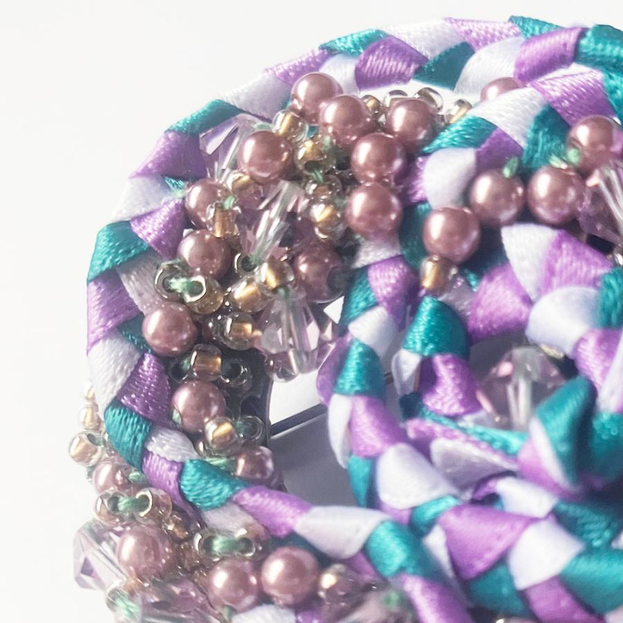 紅女　joncher　ビーズリボンタッセルくるくるブローチ（パープルグリーン）　ビーズ・タッセル・リボンを組み合わせたブローチ |  | 04