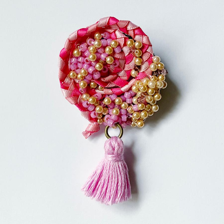 紅女　joncher　ビーズリボンタッセルくるくるブローチ（ピンク）　ビーズ・タッセル・リボンを組み合わせたブローチ | 