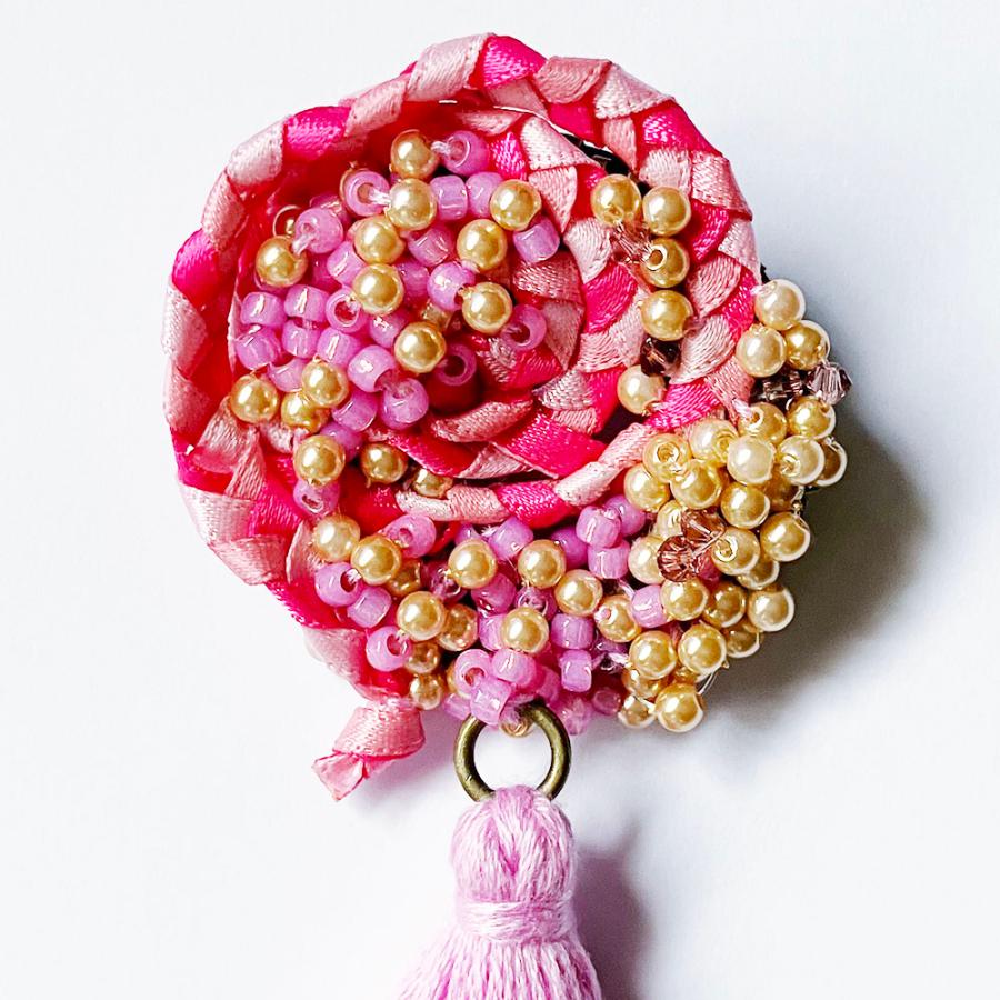 紅女　joncher　ビーズリボンタッセルくるくるブローチ（ピンク）　ビーズ・タッセル・リボンを組み合わせたブローチ |  | 01