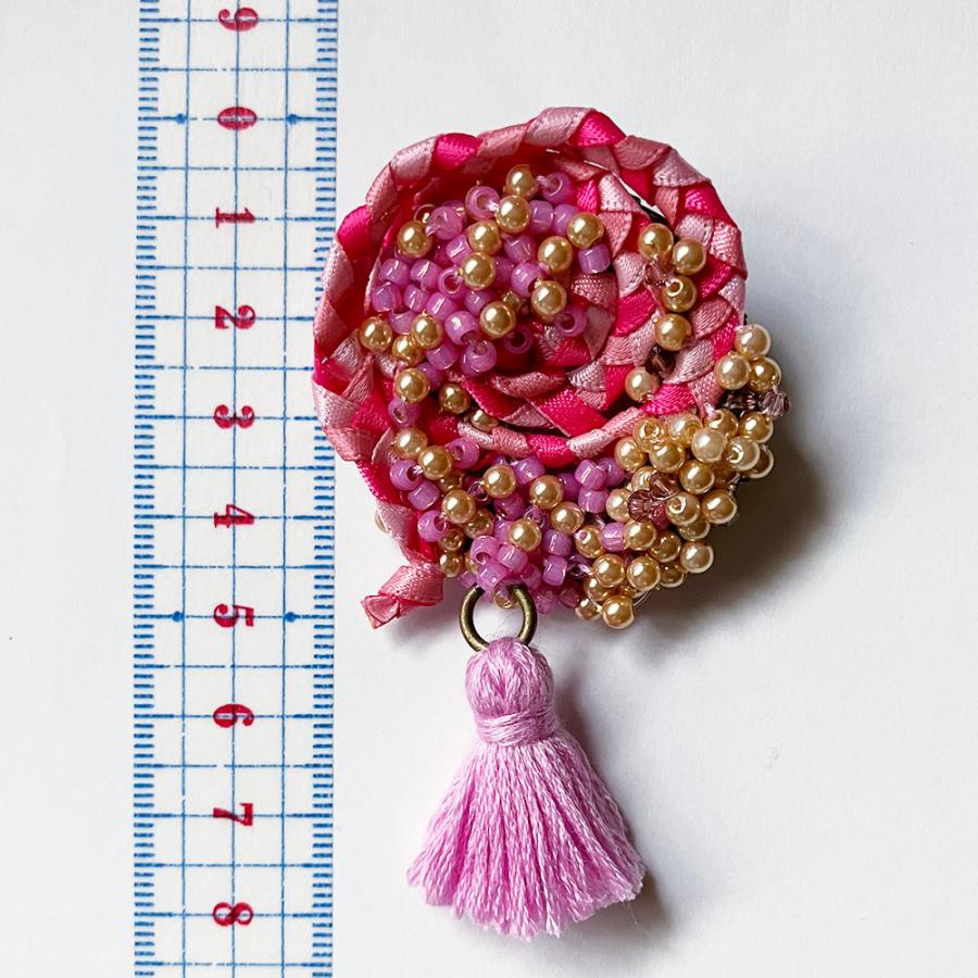 紅女　joncher　ビーズリボンタッセルくるくるブローチ（ピンク）　ビーズ・タッセル・リボンを組み合わせたブローチ |  | 02