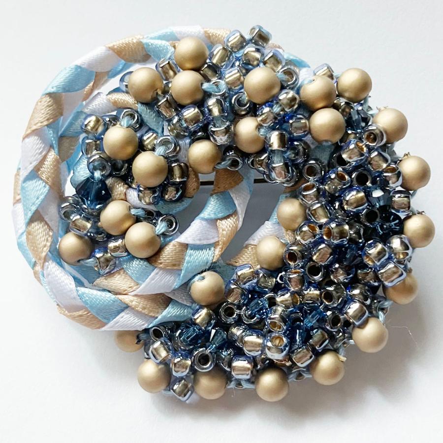紅女　joncher　ビーズリボンくるくるブローチ（ライトブルー）　ビーズ・リボンを組み合わせたブローチ | 