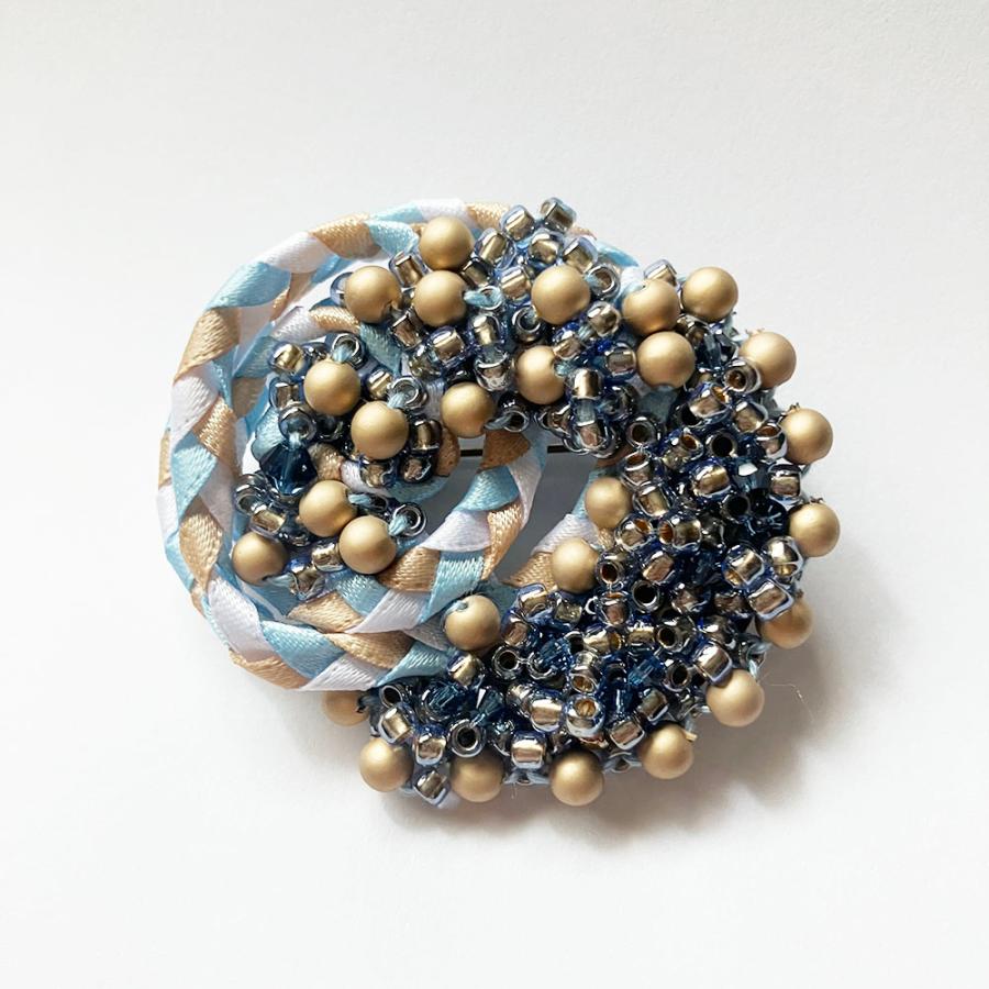 紅女　joncher　ビーズリボンくるくるブローチ（ライトブルー）　ビーズ・リボンを組み合わせたブローチ |  | 01