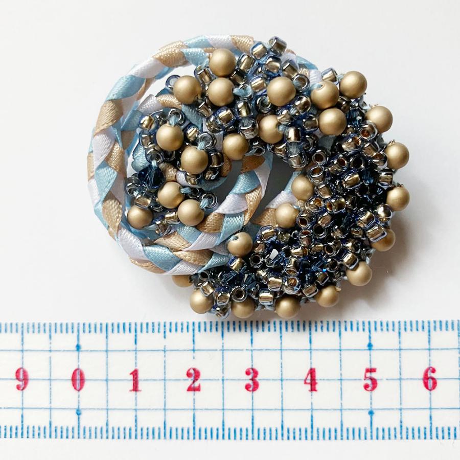 紅女　joncher　ビーズリボンくるくるブローチ（ライトブルー）　ビーズ・リボンを組み合わせたブローチ |  | 02