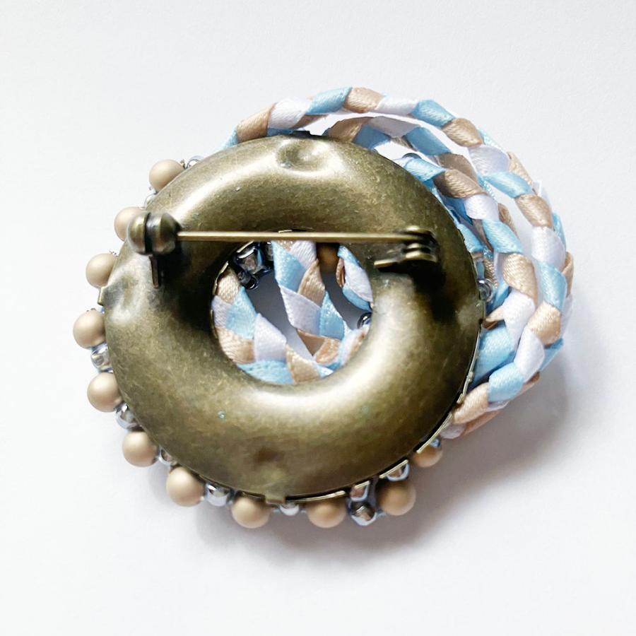 紅女　joncher　ビーズリボンくるくるブローチ（ライトブルー）　ビーズ・リボンを組み合わせたブローチ |  | 03