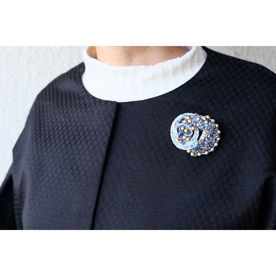 紅女　joncher　ビーズリボンくるくるブローチ（ライトブルー）　ビーズ・リボンを組み合わせたブローチ |  | 04