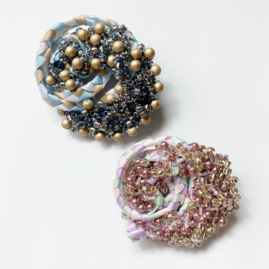 紅女　joncher　ビーズリボンくるくるブローチ（ライトブルー）　ビーズ・リボンを組み合わせたブローチ |  | 05