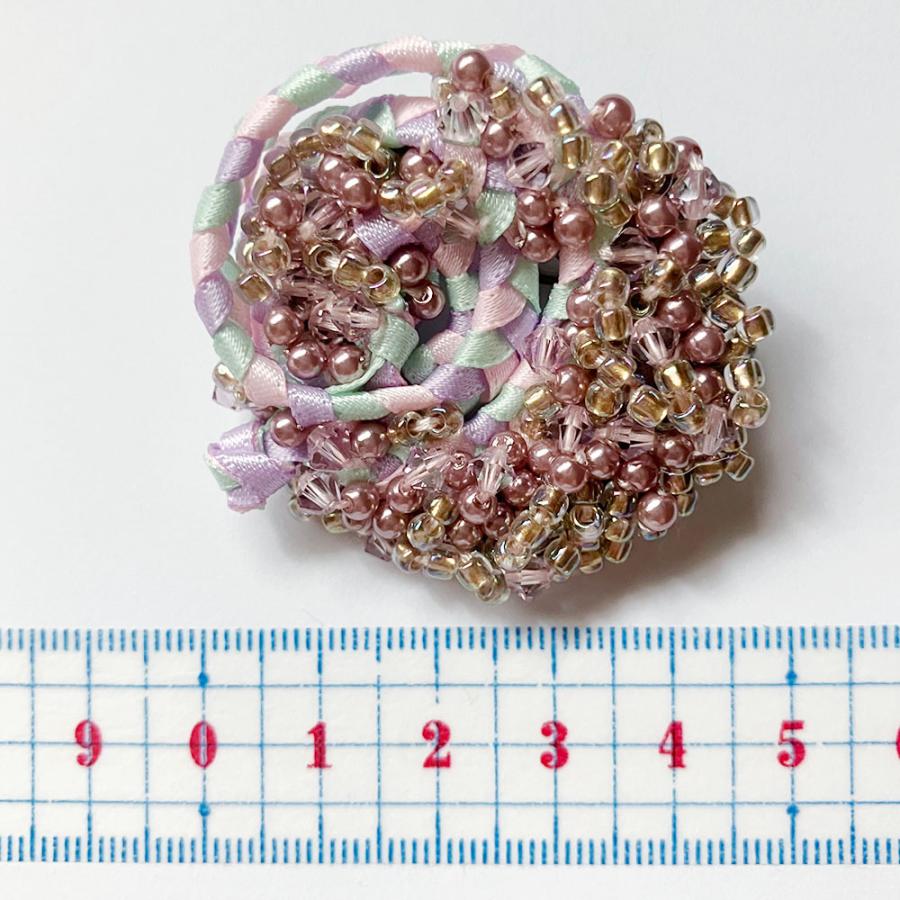 紅女　joncher　ビーズリボンくるくるブローチ（ライトパープル）　ビーズ・リボンを組み合わせたブローチ |  | 02