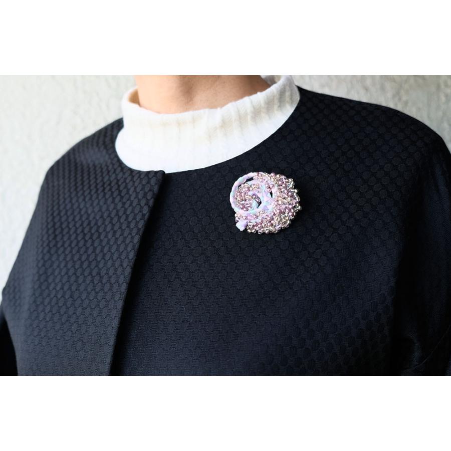 紅女　joncher　ビーズリボンくるくるブローチ（ライトパープル）　ビーズ・リボンを組み合わせたブローチ |  | 04