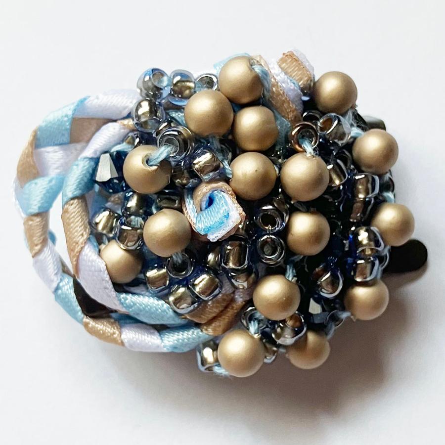 紅女　joncher　ビーズリボンくるくるミニクリップブローチ（ライトブルー）　クリップにもブローチにもなる2wayアイテム | 