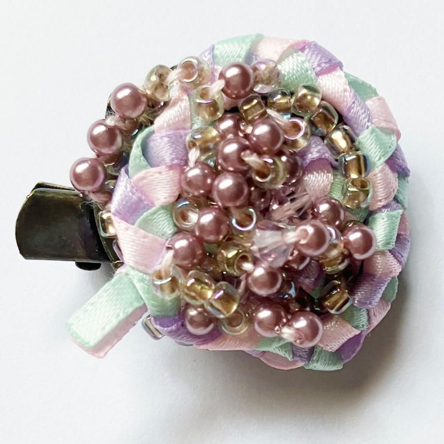 紅女　joncher　ビーズリボンくるくるミニクリップブローチ（ライトパープル）　クリップにもブローチにもなる2wayアイテム | 